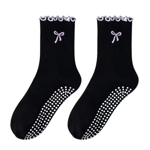Chaussettes antidérapantes personnalisées JZVINA avec logo brodé, bordure festonnée jacquard, sans couture, pour Pilates, yoga, barre et gym - Product Image 3