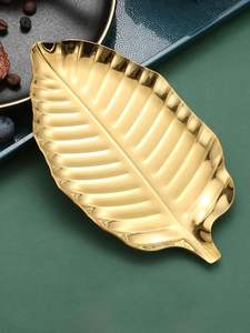 Bandeja de Servir Redonda de Latón Dorado de Lujo con Acabado Pulido Espejo para Regalos de Boda y Decoración Festiva del Hogar - Product Image 3