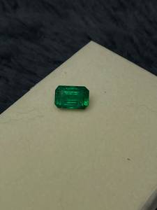 Pierre précieuse émeraude naturelle de Zambie, taille émeraude, verte, 2,77 carats, pierre brute pour la fabrication de bijoux avec service d'échantillonnage - Product Image 1