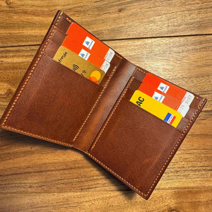 กระเป๋าสตางค์หนังแท้คุณภาพสูงสำหรับผู้ชาย ป้องกัน RFID แบบพับสองตอน จำหน่ายส่ง รับผลิตตามแบบ OEM งานแฮนด์เมด คุณภาพพรีเมียม มีจำหน่าย - Product Image 3