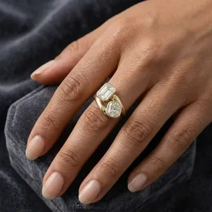 Anillo de diamantes moderno Toi et Moi en oro amarillo con diamantes de corte esmeralda y corte cojín con engaste de bisel y un elegante regalo. - Product Image 2
