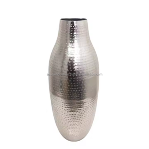 Florero de fundición de aluminio Diseño antiguo Negro Decoración de la boda del hogar Florero de aluminio de metal de la casa I por las industrias Azora - Product Image 3