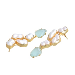 Boucles d'oreilles pendantes en laiton en gros, design perle et pierre naturelle brute, finition laiton antique, sans nickel, durables, export en gros - Product Image 5