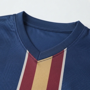 Maillot de football bleu avec rayures diagonales, col en V, manches courtes, polyester respirant, coupe athlétique, vêtements pour hommes adultes - Product Image 3
