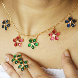 Parure de bijoux en quartz multi-gemmes en forme de fleur - Collier et boucles d'oreilles faits à la main en laiton plaqué or 18 carats - Product Image 1