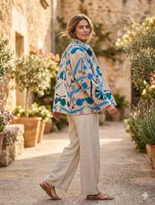 Chaqueta de Terciopelo Bordada a Mano con Elegancia Atemporal, Chaqueta Corta de Mujer con Toque Bohemio Floral, Prenda Étnica de Lujo para Festivales - Product Image 2