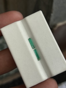 Esmeralda Afgana Panjshir de 0.41 Ct, 2 Piedras, Gema Natural en Bruto para Facetistas, Joyeros y Compradores de Gemas - Product Image 4