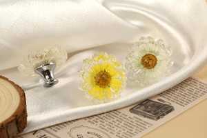 Perillas para cajones de armario con diseño de margarita amarilla, perillas de resina para armario con margarita, flor transparente grabada a medida - Product Image 2
