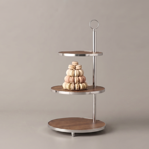 Elegante soporte para pasteles de 3 niveles con niveles redondos de madera sobre un marco plateado elegante con asa en forma de lazo, ideal para exhibir en buffets. - Product Image 2
