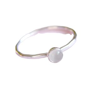 Anillo de piedra lunar chapado en rodio de estilo clásico, hermoso Ajuste de bisel para compromiso, boda o fiesta, idea de regalo económica - Product Image 1