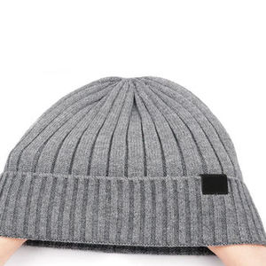 Bonnet Ikhlas Sports élégant beige avec logo brodé – Bonnet d'hiver tricoté kaki unisexe – Doux, chaud et ajustable pour l'extérieur - Product Image 3