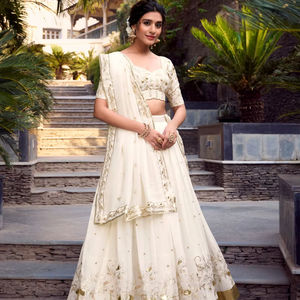 Colección de Lehenga Choli de Boda con Silueta Imperio Clásica, Largo hasta el Suelo, Sin Espalda, con Bordado Dori y Lentejuelas Doradas, y Adornos Zari Elegantes - Product Image 1