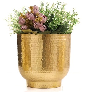 Pot de fleurs moderne et durable pour la décoration intérieure, en métal, finition dorée. - Product Image 4