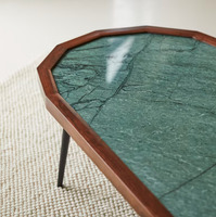 Table basse moderne de luxe en marbre vert émeraude avec structure en bois de teck massif et pieds en métal, fabriquée à la main pour le salon