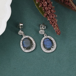 ต่างหูเงินแท้ 925 ประดับด้วยลาบราดอไรต์ธรรมชาติและเพชร CZ รูปวงรี - Product Image 5