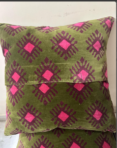 Housse de coussin en velours vert olive avec motif géométrique à blocs rose et violet pour canapé, chambre et décoration intérieure - Product Image 4