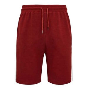 Conjuntos de camiseta y pantalones cortos de diseño superior para hombre, personalizados, de corte ajustado, nuevo diseño, 100% algodón, en colores rojo y blanco, en venta. - Product Image 3