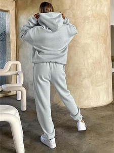 Conjunto Deportivo Informal de Forro Polar Gris para Invierno, Unisex, con Bordado de Patrón Floral, Sudadera con Cremallera Completa y Pantalones Deportivos de Secado Rápido - Product Image 3