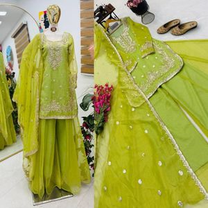 Elegante conjunto de traje Sharara completamente cosido para mujer, confeccionado en tela Shalsa Crash de primera calidad con hermosos bordados y lentejuelas. - Product Image 5
