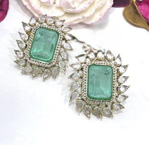 Elegantes Pendientes con Acabado Plateado y Circonitas de la Mejor Calidad para Mujeres y Niñas, Ideales para Looks de Noche y Fiestas - Product Image 3