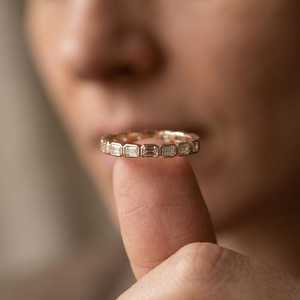 Anillo de eternidad completo con diamantes de corte esmeralda moderno, cultivados en laboratorio, con oro sólido de 14K, para boda, fiesta o regalo para ella. - Product Image 5