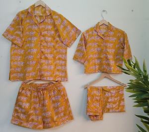 Pyjamas assortis tendance pour toute la famille – Combinaison de nuit en coton doux et confortable avec imprimé tigre moutarde. - Product Image 1