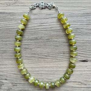 Collar de Moda Hecho a Mano con Cuentas de Resina Verde, Diseño de Ángel, Forma Personalizada, con Cuentas de Resina Amarilla - Product Image 2