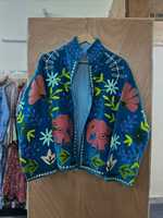 Chaqueta Acolchada Suzani de Terciopelo Verde Hecha a Mano con Bordado Verde Azulado, Patrones Florales Atrevidos, Forro de Algodón, Ecológica y Transpirable