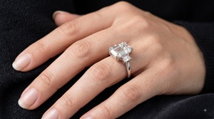 Anillo de compromiso de lujo con tres piedras de diamante cultivado en laboratorio, corte esmeralda de 8 quilates, baguette cónico, oro blanco de 14K, joyería OEM personalizada - Product Image 4