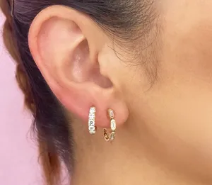 Boucles d'oreilles Huggie en or jaune 14 carats avec diamants naturels taille ronde 0,80 carat - Product Image 4