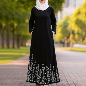 Robe longue noire pour femme avec broderie florale blanche, col rond, manches longues, silhouette droite - Product Image 5
