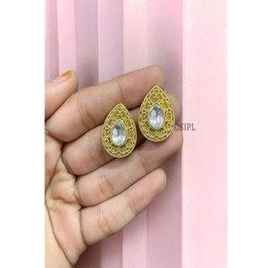 Pendientes geométricos de calidad premium chapados en oro con cristales de imitación rosas para mujer, estilo vintage para fiestas. - Product Image 1