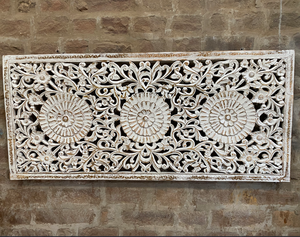 Grande plaque murale décorative en bois massif blanc vieilli, sculptée à la main avec motif floral et paysager, pour la décoration de la maison, idéale pour le dos des canapés et lits. - Product Image 1