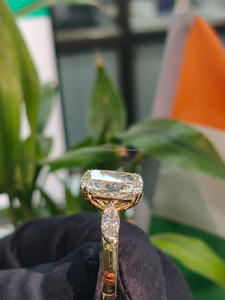 Anillo de Diamantes con Corte Cojín en Oro Blanco con Piedras Laterales, Elegante Joyería de Compromiso para Mujer, Diseño Personalizado de Primera Calidad - Product Image 2