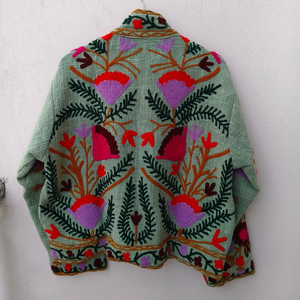 Veste en coton Suzani matelassée réversible faite à la main, vert clair, brodée, style bohème floral, style cachemire, d'inspiration vintage, pour femmes - Product Image 3