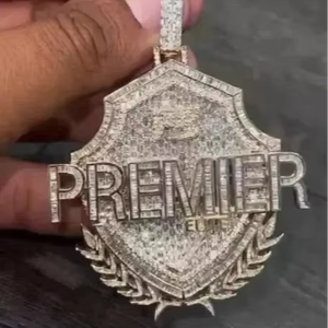 Pendentif personnalisé avec nom en moissanite véritable taille baguette 3,30 carats plaqué or blanc 14 carats - Product Image 1