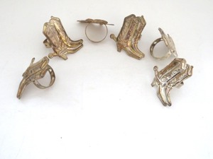 Porte-serviettes en métal en forme de bottes, style royal, pour une décoration de table majestueuse et élégante lors des occasions formelles. - Product Image 5