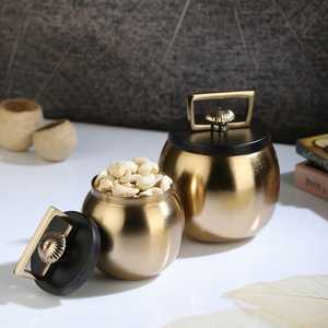 Tapa y asa para tazón negra y dorada de 4 pulgadas de diámetro, recipiente hermético de diseño minimalista para regalo. - Product Image 4