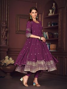 Costume Anarkali pour femmes, élégant, violet, manches 3/4, en crêpe de georgette, semi-couture, pour les mariages et les occasions festives - Product Image 5
