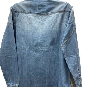 Camisa informal Urban Vanguard, Utilidad de mezclilla desgastada con características antiarrugas y antibolitas, tejido de punto teñido liso - Product Image 2