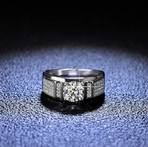 Bague de Fiançailles et de Mariage Unisexe de Luxe en Argent Sterling 925 Plaqué Or 18K avec Moissanite Taille Brillant et Sertissage à Griffes - Product Image 5