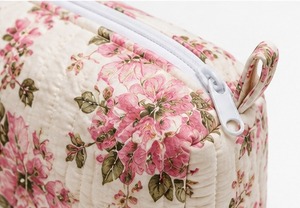 Pochette cosmétique matelassée en coton brodé à motif floral avec poignée, fermeture éclair, portable pour le voyage et l'usage quotidien - Product Image 4