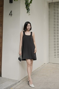 Robe décontractée d'été à col carré, taille ample, en mélange de soie 8% élasthanne, boutonnée, respirante, avec fente latérale et logo frontal, fabriquée au Vietnam - Product Image 4