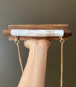 Bolso de Mano Artesanal de Madreperla |   Bolso de Concha Iridiscente Hecho a Mano para Eventos de Lujo, Moda Nupcial y Venta al Por Mayor - Product Image 2