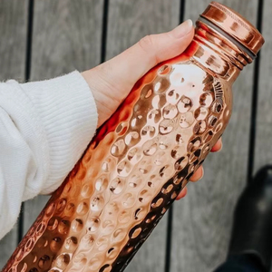 Botella de cobre diseñada para elevar la hidratación diaria a una experiencia personal refinada y satisfactoria. - Product Image 1