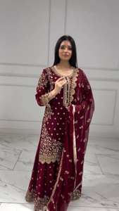 2026 Luxueux Salwar Kameez Sharara en Georgette Rouge Vin, avec Broderie Zari Dorée et Travail de Miroirs, Modèle de Créateur, Tenue de Mariée Pakistanaise - Product Image 4