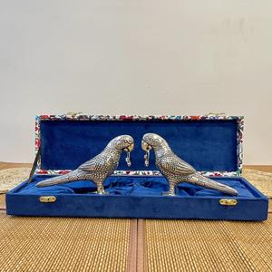 Paire de perroquets décoratifs plaqués argent, grande taille, avec boîte en velours - Product Image 4