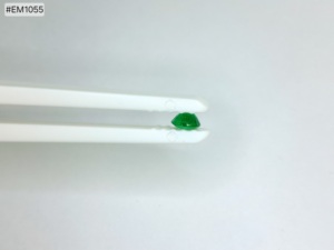 Elegante Esmeralda Ovalada Natural de Zambia, Selección de Esmeraldas, 0.88ct, Gema Suelta Premium con Acabado Superior para Joyería - Product Image 6