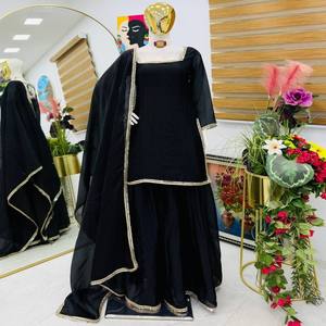 VASTRA COTTAGE Elegante Conjunto de Top de Seda Fandy con Bordado Minimalista y Pantalón Plazo de Seda Fandy con Dupatta a Juego - Product Image 5