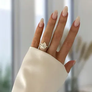 Anillo de Compromiso con Diamante Cultivado en Laboratorio, Corte Pera, en Oro Blanco con Piedras Laterales Marquise, Elegante Anillo de Novia Solitario para Mujer - Product Image 3